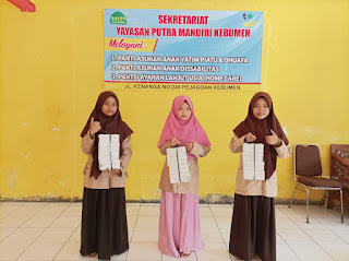 Jumat Berkah, Aden Hijab berbagi nasi dus dalam sebulan secara bergantian